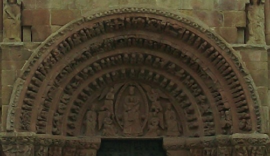 Arquivoltas de arte románico en la fachada de la iglesia de Santo Domingo de Soria.