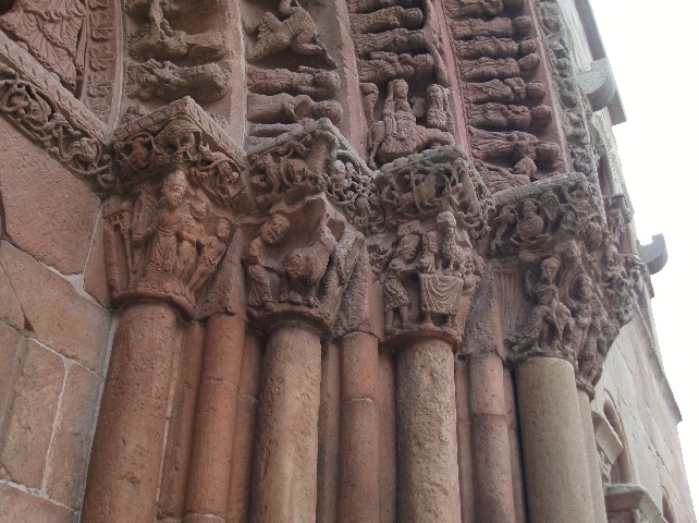 Capiteles historiados del lado derecho de la portada de Santo Domingo.