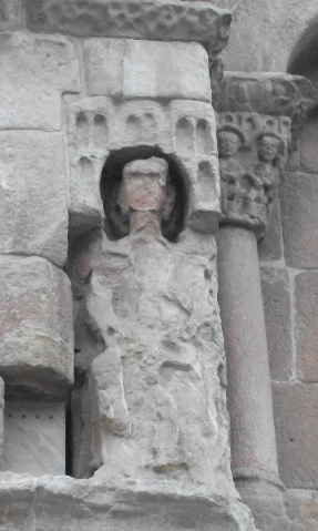 Esculturas sedentes de la portada de Santo Domingo.