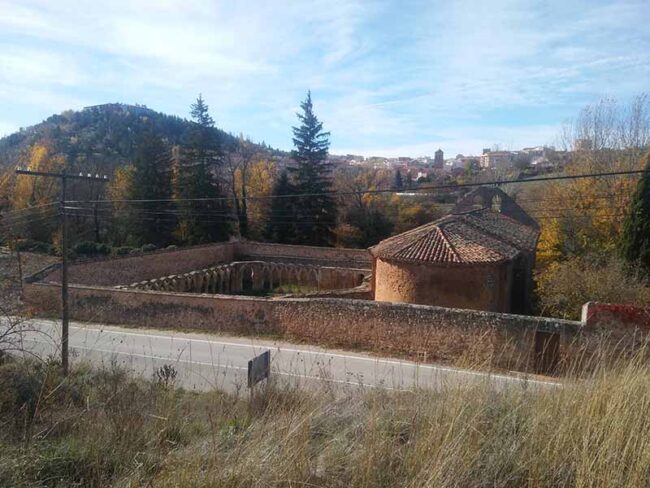 Panorámica de los arcos de San Juan de Duero con su iglesia desde el Monte de las Ánimas.