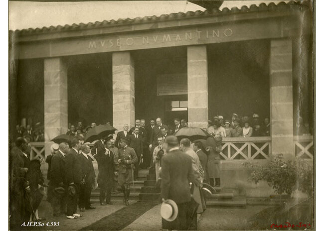 Inauguración del Museo Numantino por el rey don Alfonso XIII. (No reproducir sin el consentimiento del Archivo Histórico Provincial de Soria)