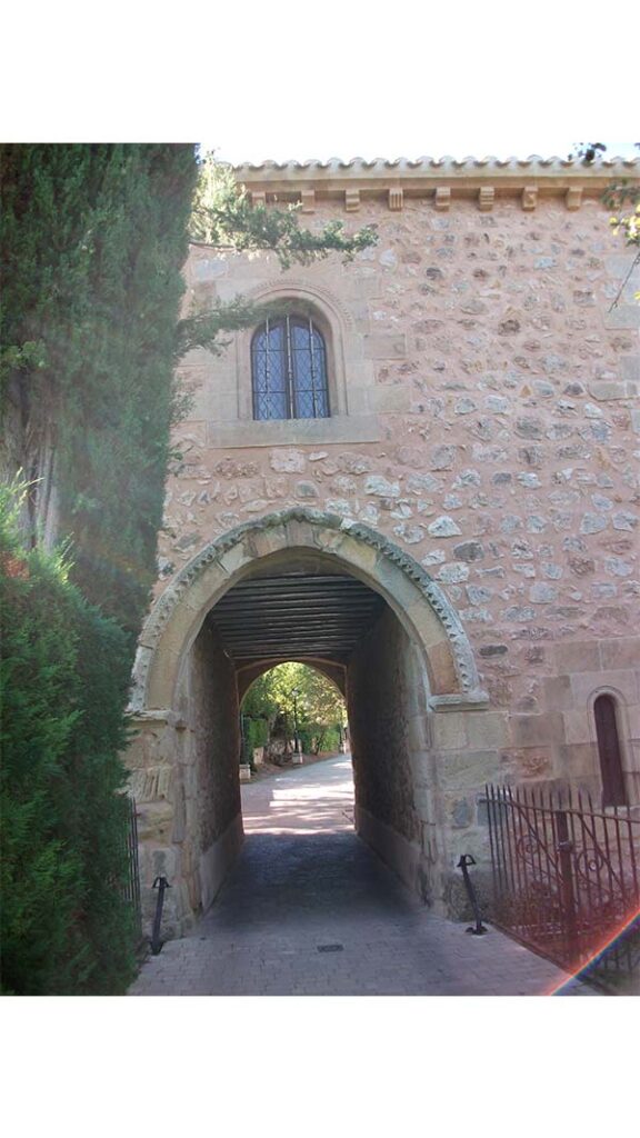 Paso de los arcos continuando el camino de San Saturio.