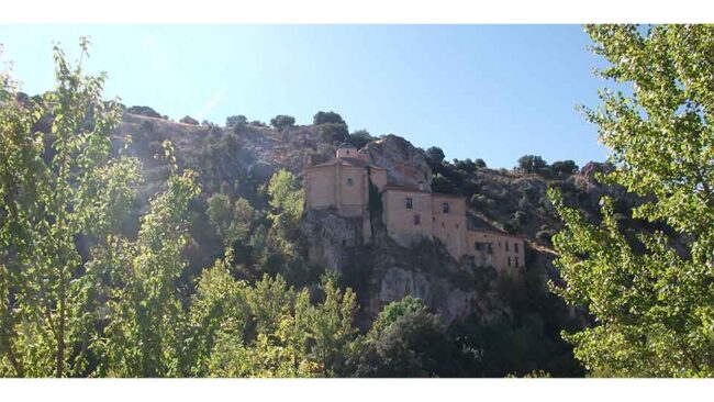La ermita de San Saturio vista desde el otro lado del río Duero. 