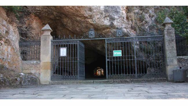 Entrada a la cueva y templo de San Saturio