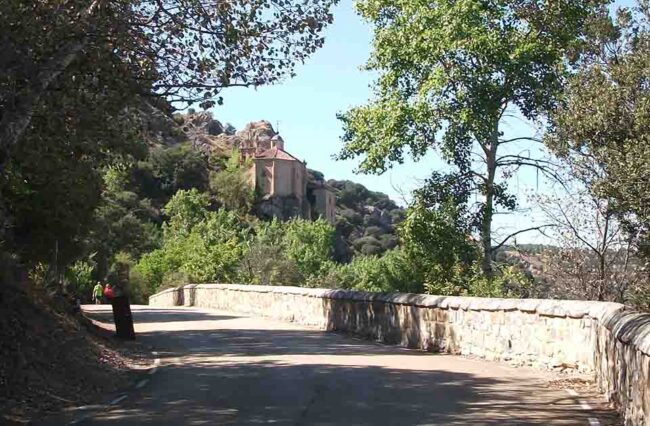 La ermita de San Saturio vista desde el propio camino de San Saturio.