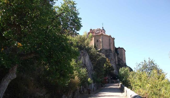 Ermita de San Saturio vista desde el camino de San Saturio.